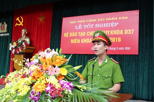 Đồng chí Nguyễn Trọng Nghĩa, học viên giỏi toàn khóa, đại diện học viên khóa D37 thể hiện sự tri ân đến các thầy, cô giáo Học viện CSND